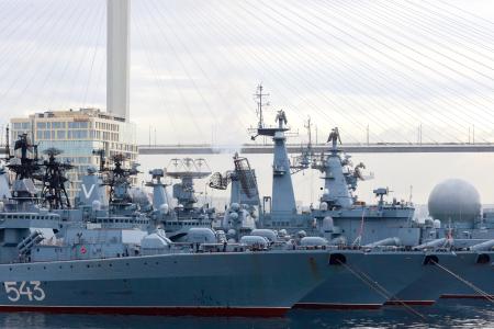 　大規模演習「海洋２０２４」を控えたロシア海軍の艦艇＝１０日、ロシア極東ウラジオストク（タス＝共同）