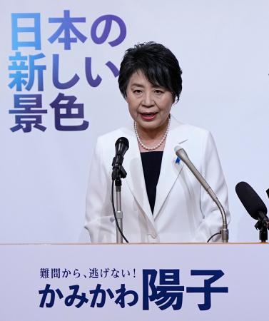 記者会見で自民党総裁選への立候補を表明する上川外相＝１１日午後、東京都千代田区