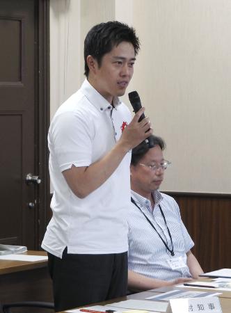 大阪府の高校授業料完全無償化制度を巡る意見交換会で、あいさつする吉村洋文知事＝７月、大阪府庁