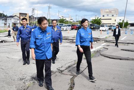 能登半島地震で被災した石川県珠洲市の飯田港を視察する立憲民主党代表選の４候補者。左から泉代表、枝野前代表、野田元首相、吉田晴美衆院議員＝１１日午後（代表撮影）