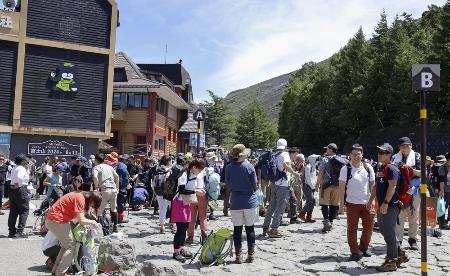 登山客でにぎわう富士山の山梨県側登山道「吉田ルート」の５合目＝８月