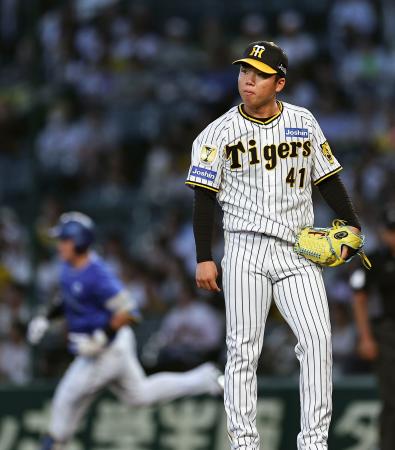 １回、ＤｅＮＡ・牧（奥）に先制本塁打を浴びた阪神・村上＝甲子園