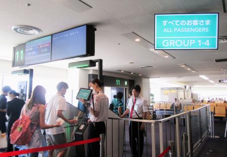 機内混雑を緩和するため、新たな搭乗方法で乗り込む乗客＝１１日、羽田空港