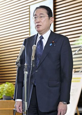 　取材に応じる岸田首相＝１２日午前、首相官邸