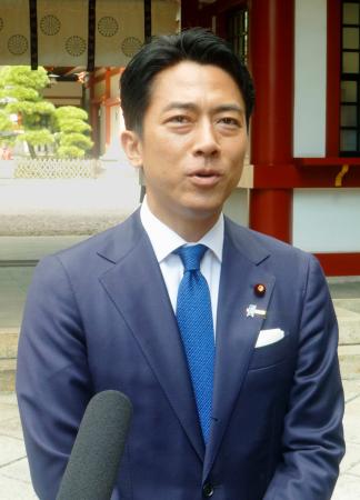 記者団の取材に応じる小泉元環境相＝１２日午前９時２５分、東京都千代田区