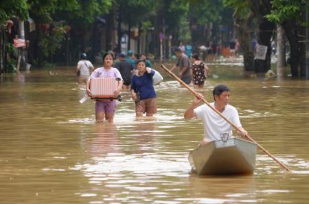 １２日、ベトナム・ハノイの冠水した道路（ＡＰ＝共同）