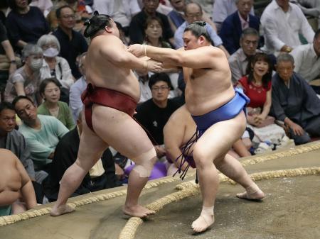 大の里が押し出しで隆の勝を下す＝両国国技館