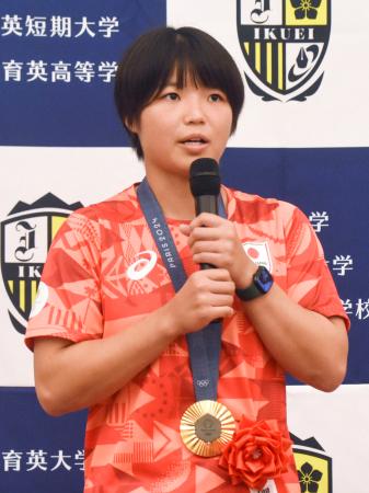 　祝勝会であいさつするレスリング女子の桜井つぐみ＝１２日、前橋市