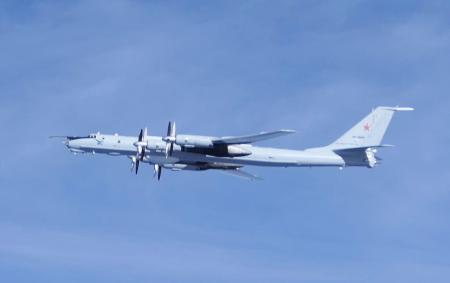 日本列島を１周する飛行をしたロシア軍のＴＵ１４２哨戒機＝１２日（防衛省提供）