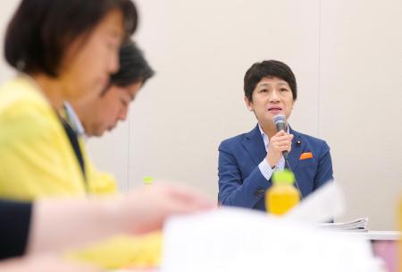 超党派議員連盟のプロジェクトチーム会合で発言する立憲民主党の西村智奈美氏＝１３日午前、国会