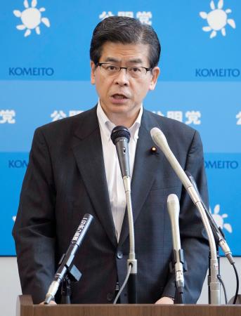 記者会見する公明党の石井幹事長＝１３日午前、国会