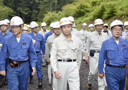 ７月、リニア中央新幹線静岡工区の工事予定場所を訪れた静岡県の鈴木康友知事（前列中央）＝静岡市