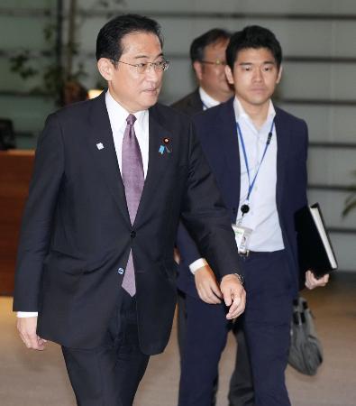 岸田首相と長男翔太郎氏（右）＝昨年５月、首相官邸