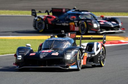 第７戦予選で２番手につけたトヨタ８号車。奥は４番手のトヨタ７号車＝富士スピードウェイ