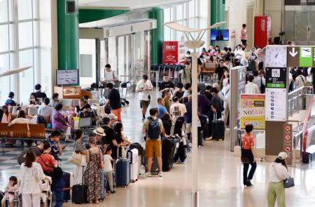 台風１３号の影響で一部の便が欠航となった那覇空港＝１４日午後