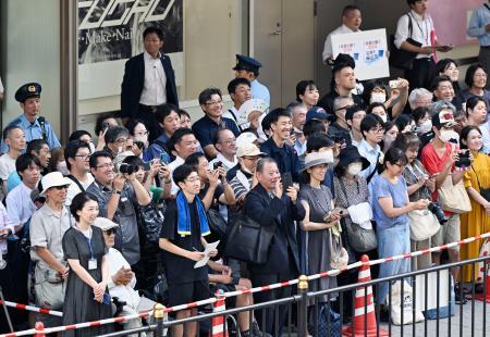 立憲民主党代表選の立会演説会に集まった人たち＝１４日午後、大阪・梅田