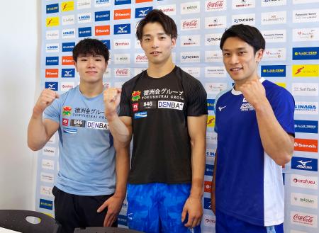 体操の全日本シニア選手権を前にポーズをとる（左から）岡慎之助、杉野正尭、谷川航＝アリーナ立川立飛