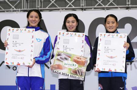 　成年女子２００メートル個人メドレーで優勝した東京・松本信歩（中央）。左は２位の滋賀・大橋悠依＝ＳＡＧＡサンライズパーク水泳場