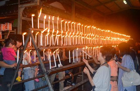 　和歌山県橋本市の光三宝荒神社で営まれた「献灯祭」＝１４日夜