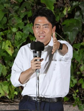 名古屋市で行われた自民党総裁選の演説会で、支持を呼びかける小泉元環境相＝１４日午後