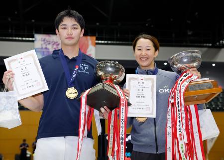 　男子サーブルで初優勝した坪颯登（左）と女子エペで２年連続９度目の頂点に立った佐藤希望＝沼津市総合体育館