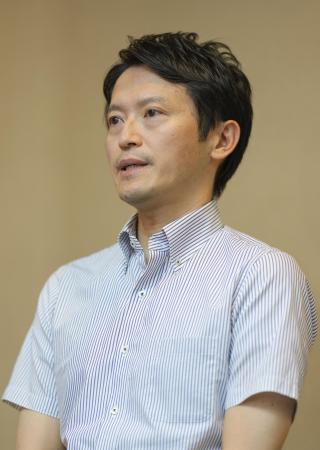 　兵庫県庁で取材に応じる斎藤元彦知事＝１２日