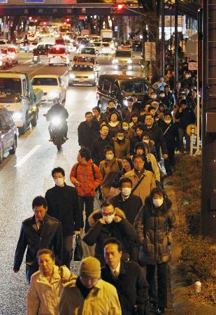 東日本大震災の影響で電車などがストップし、歩いて帰宅する人たち＝２０１１年３月１１日、東京都世田谷区