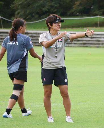 練習で指導するラグビー７人制女子日本代表の兼松由香ヘッドコーチ＝１６日、埼玉県熊谷市