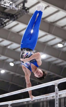 平行棒を制した岡慎之助＝アリーナ立川立飛