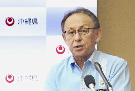 記者会見する沖縄県の玉城デニー知事＝６日、沖縄県庁