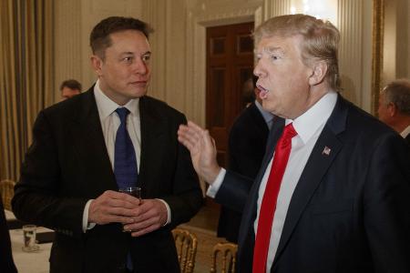 当時米大統領だったトランプ氏（右）と話す電気自動車（ＥＶ）大手テスラのイーロン・マスク最高経営責任者（ＣＥＯ）＝２０１７年２月、米ホワイトハウス（ＡＰ＝共同）