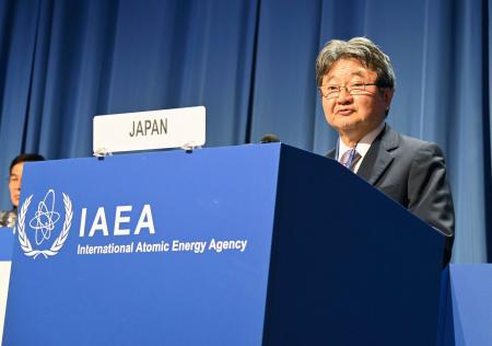 　ＩＡＥＡ総会で演説する日本の原子力委員会の上坂充委員長＝１６日、ウィーン（共同）