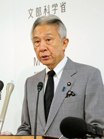 閣議後、記者会見する盛山文科相＝１７日午前、文科省