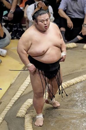 秋場所２日目、王鵬に敗れ引き揚げる貴景勝＝９日、両国国技館