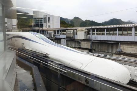 試験走行中のリニア中央新幹線＝２０２２年、山梨県都留市