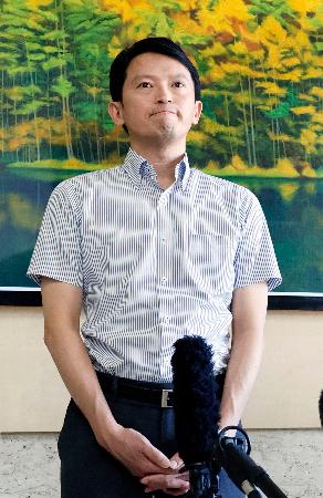 兵庫県庁に登庁し、取材に応じる斎藤元彦知事＝１７日午後