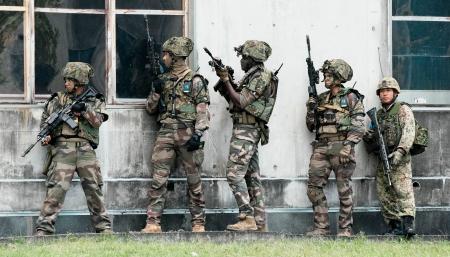 市街地での戦闘を想定した陸上自衛隊とフランス陸軍の共同訓練。右端は自衛隊員＝１７日午後、宮城県王城寺原演習場