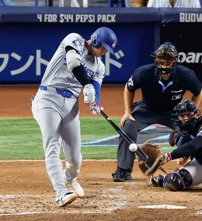 米大リーグ、マーリンズ戦の３回、４８号２ランを放つドジャース・大谷翔平。メジャー通算２１９本塁打としてアジア選手単独最多となった＝１７日、マイアミ（共同）