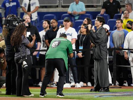 　試合前に君が代を独唱するナオト・インティライミさん（右）＝マイアミ（共同）