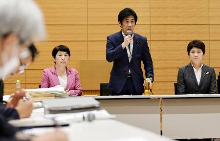 旧優生保護法下の強制不妊手術を巡り、超党派議員連盟が国会内で開いた総会で発言する自民党の田村憲久氏（右から２人目）＝１８日午後