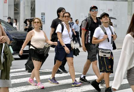 　東京・銀座を歩く訪日客ら＝８月