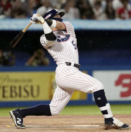 ４回ヤクルト無死一塁、村上が右越えに２ランを放つ＝神宮