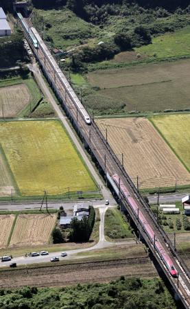 　古川―仙台間で走行中に車両の連結が外れ、分離して停車した東北新幹線の「はやぶさ・こまち６号」。左上がはやぶさ、下がこまち＝１９日午前１１時７分、宮城県大崎市（共同通信社ヘリから）