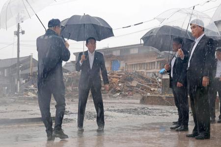 石川県輪島市の「朝市通り」を視察する岸田首相（左から２人目）＝１９日午前（代表撮影）