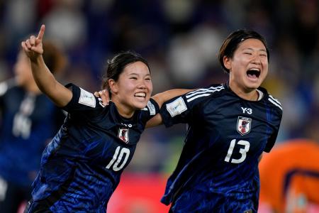 　Ｕ―２０（２０歳以下）女子Ｗ杯、準決勝のオランダ戦で先制ゴールを決め、喜ぶ松窪真心（左）＝１８日、カリ（ＡＰ＝共同）