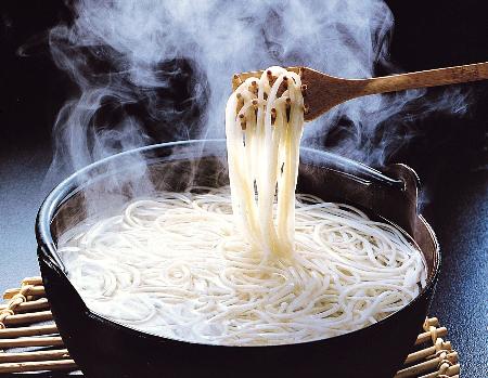 長崎県新上五島町の特産品「五島うどん」（同町提供）