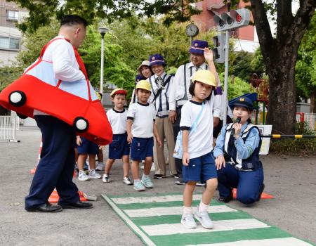 警視庁浅草署員から交通ルールを学ぶ幼稚園児＝１９日午前、東京都台東区