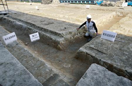 　長岡京跡のすぐ北にある溝路遺跡で見つかった交差点状の道路遺構＝１８日、京都市