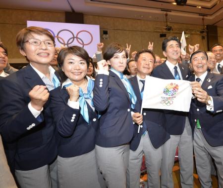 東京五輪招致が決まり、笑顔で写真に納まる荒木田裕子さん（左端）＝２０１３年９月、ブエノスアイレス（共同）