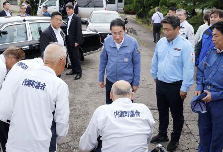 石川県内灘町を視察した岸田首相（中央）＝１９日午後（代表撮影）